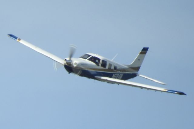 Piper Apache (N6124M)