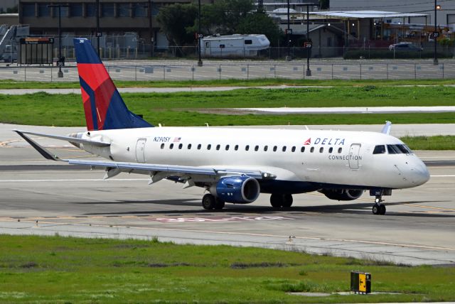 Embraer 175 (N290SY)