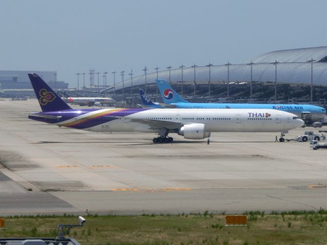 Boeing 777-200 (HS-TKR)