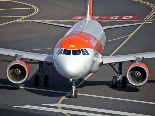 Airbus A320 (OE-IZN) - En vacances à Madère....Excellent pour la photo d'avions.