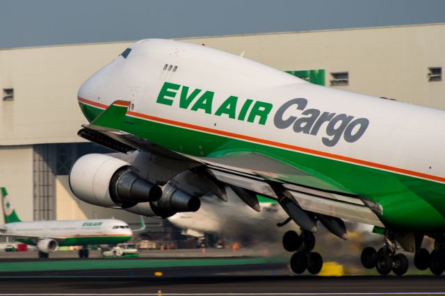 Boeing 747-400 (B-16483)