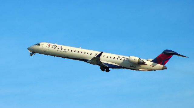 Canadair Regional Jet CRJ-900 (N137EV) - ExpressJet CRJ-900 departing Lexingtons Bluegrass Airports runway 4 October 4th, 2015 bound for KDTW Detroit, MI USA.