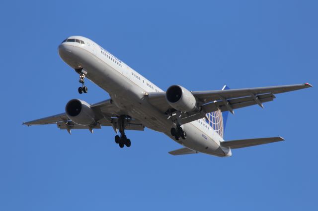 Boeing 757-200 (N513UA)