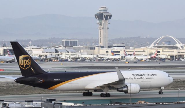 BOEING 767-300 (N358UP) - Taxing to parking at LAX