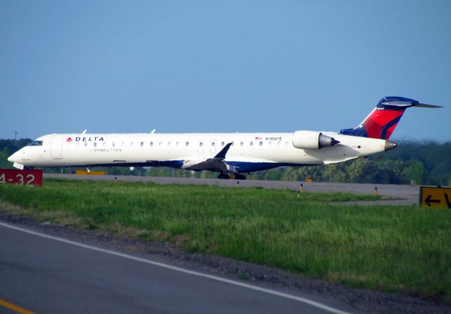 Canadair Regional Jet CRJ-900 (N195PQ)