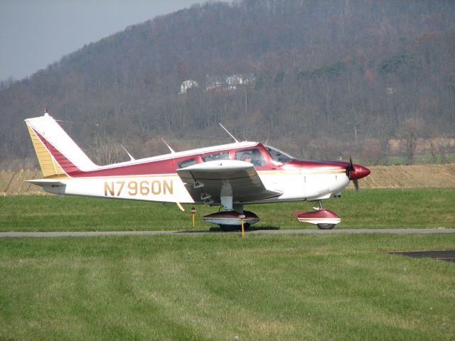 Piper Cherokee (N7960N) - Taxiing in after Landing at Penn Valley