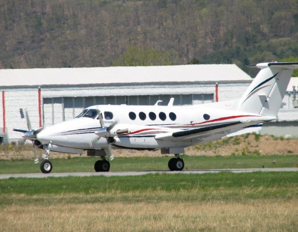 Beechcraft Super King Air 200 (N520DG) - Taxiing in