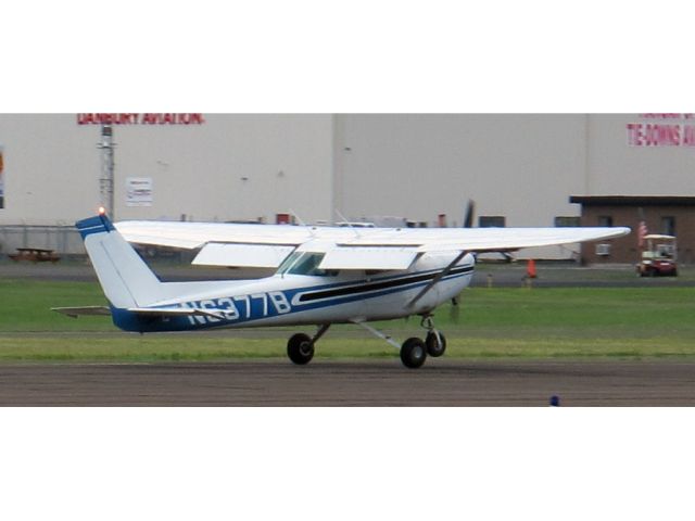 Cessna 152 (N6377B) - Landing RW08.