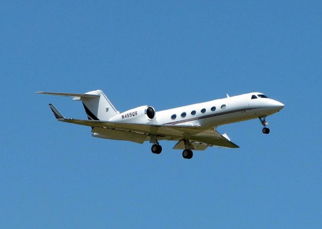 Gulfstream Aerospace Gulfstream IV (N455QS) - Landing on runway 05 at Shreveport Regional.