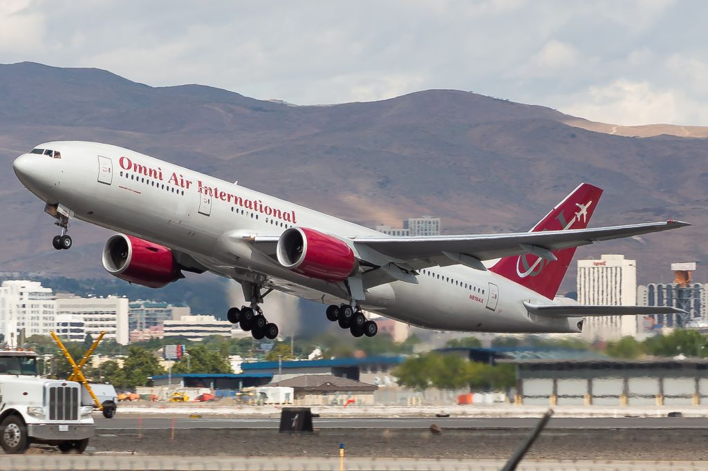 Boeing 777-200 (N819AX)