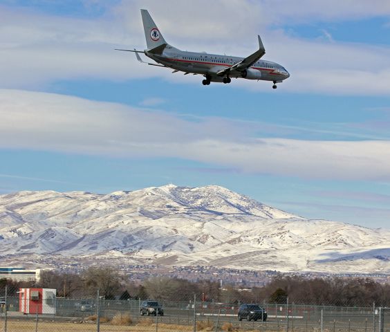 Boeing 737-800 (N905NN) - On short final to 35L.