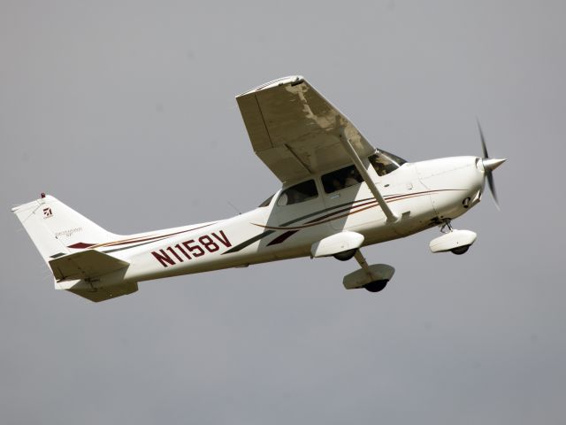 Cessna Skyhawk (N1158V) - A very nice Skyhawk taking off at Farmingdale. Equipped with Garmin 1000 avionics.