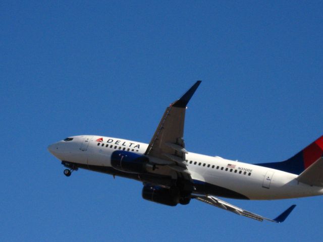 Boeing 737-700 (N310DE) - Taking off from RWY 1L