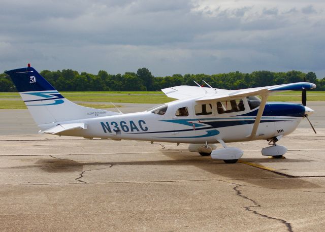 Cessna 206 Stationair (N36AC) - At Downtown Shreveport.