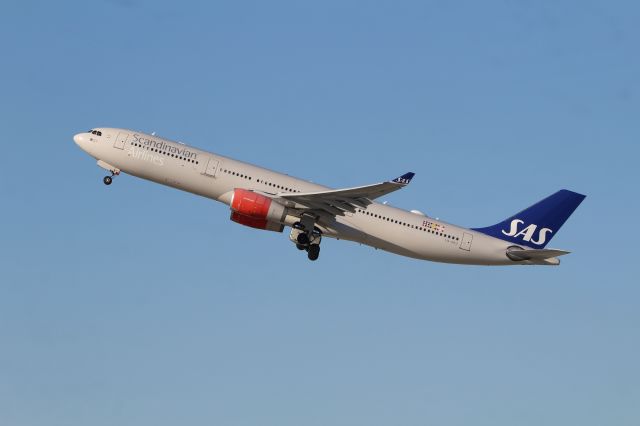 Airbus A330-300 (LN-RKU)