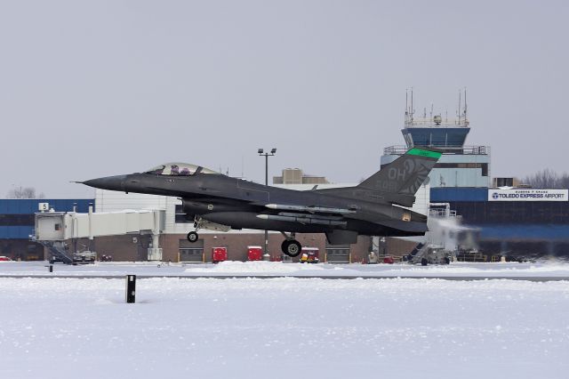 Lockheed F-16 Fighting Falcon (89-2051) - One of the 180th FW Stingers departing on a cold Feb morning (5 Feb 2022).