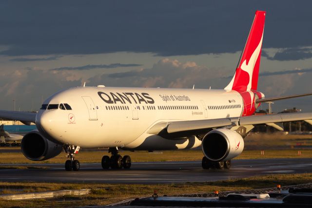 Airbus A330-200 (VH-EBN) - Qantas A330-202 (VH-EBN) taxiing for departure to Perth as QFA565/QF565. In some nice light as well!