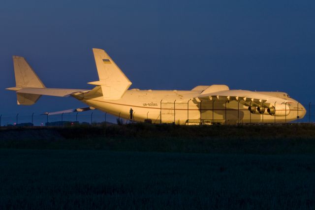 Antonov Antheus (UR-82060) - extrem photographer at night :-)   Antonov 225 old colour - August 2008