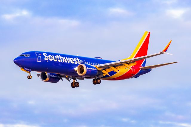 Boeing 737 MAX 8 (N874IL) - Southwest Airlines 737 MAX 8 landing at PHX on 12/18/22. Taken with a Canon R7 and Tamron 70-200 G2 lens.
