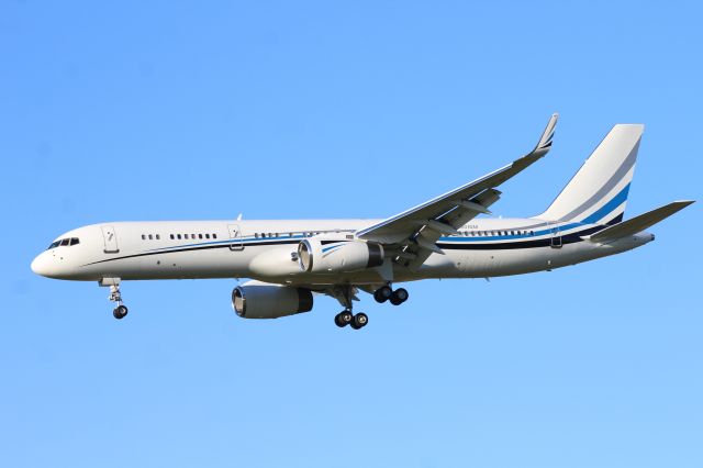 Boeing 757-200 (N801DM) - Dallas Mavericks 757-200 arriving in really nice lighting!