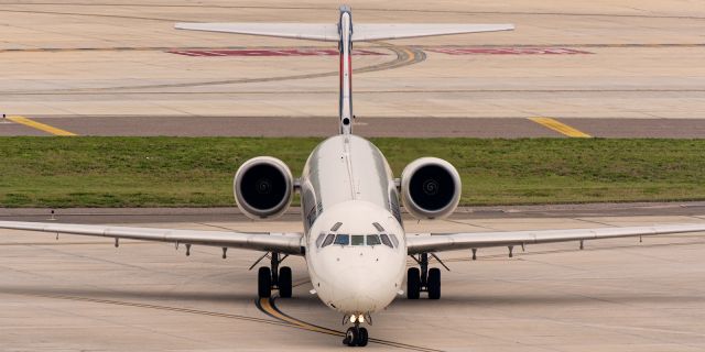 McDonnell Douglas MD-90 (N941DN)