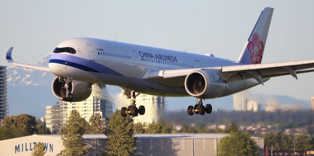 Airbus A350-900 (B-18905) - China Airlines Dynasty 32 Airbus A350-941 B-18904 evening arrival at YVR from PEK