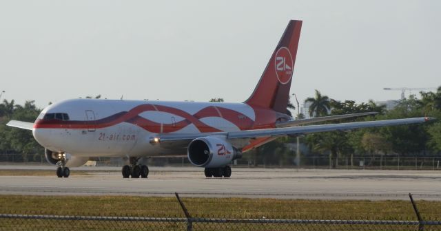 BOEING 767-200 (N881YV)