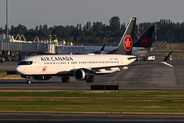 Boeing 737 MAX 8 (C-GMIQ)