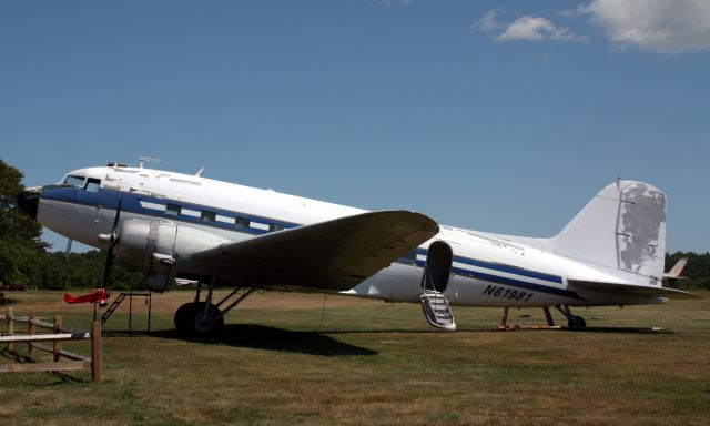 Douglas DC-3 (N61981)