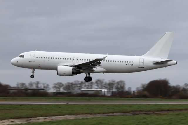 Airbus A320 (LY-VEW)