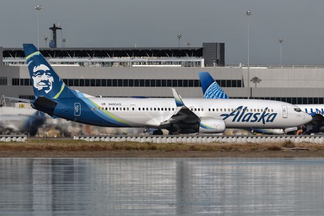 Boeing 737-900 (N493AS) - 16th November, 2024: Racing up runway 01R for takeoff. 