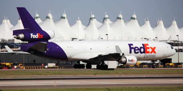 Boeing MD-11 (N610FE) - Taxiing NB on M.