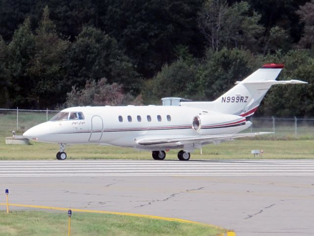 Hawker 800 (N999RZ) - Stand up cabin.