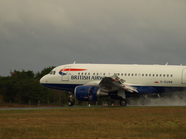 Airbus A318 (G-EUNB)