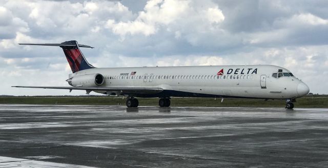 McDonnell Douglas MD-88 (N900DE)