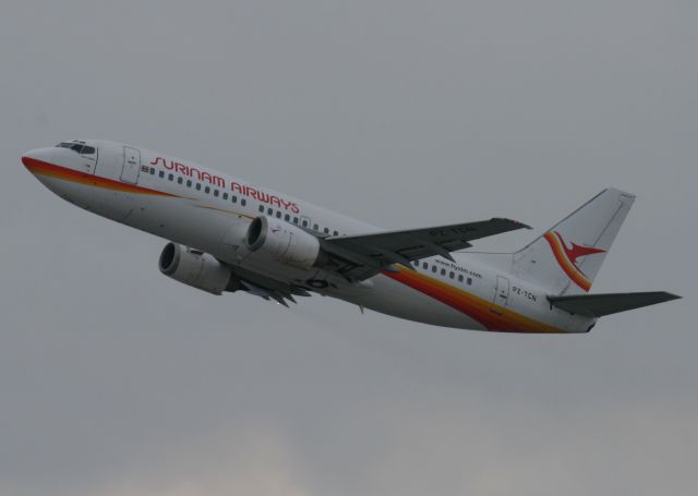 BOEING 737-300 (PZ-TCN)