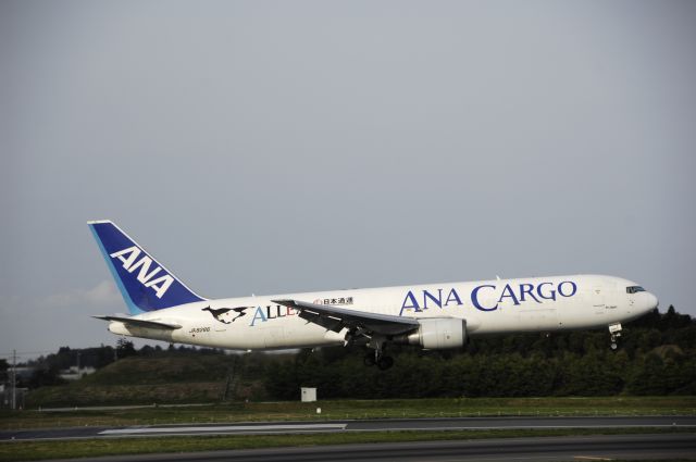 BOEING 767-300 (JA8286) - Final Approach at Narita Intl Airport Rwy16L on 2013/04/18