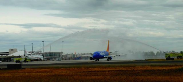 Boeing 737-800 (N8530W) - Water cannon salute on a gloomy day for this Southwest Airlines Boeing 737-800 as it taxis for departure on its inaugural flight to San Diego. To bad its only seasonal