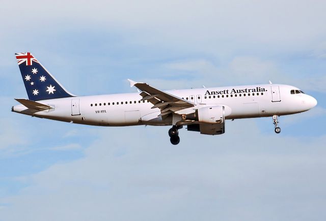 VH-HYL — - ANSETT AUSTRALIA AIRLINES - AIRBUS A320-211 - REG : VH-HYL (CN 229) - ADELAIDE INTERNATIONAL AIRPORT SA. AUSTRALIA - YPAD (15/10/1995)