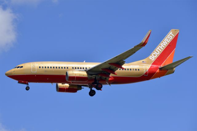 Boeing 737-700 (N792SW) - Landing on RWY 30L