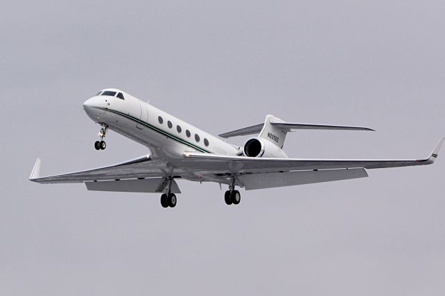 Gulfstream Aerospace Gulfstream V (N225EE) - Relexion of the snow in the wings.