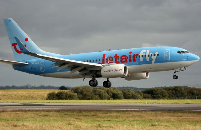 Boeing 737-700 (OO-JAR) - A JetairFly operated boing 737-7K5 on final approach to runway 25L, Brest-Guipavas Airport (LFRB-BES)