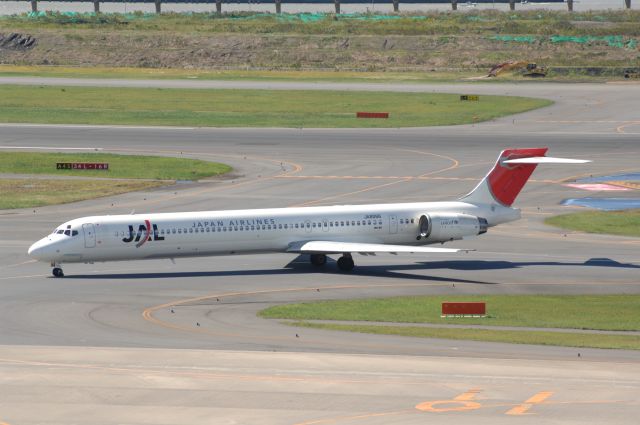 McDonnell Douglas MD-90 (BON8066) - Taxi at Haneda Intl Airport on 2006/10/8