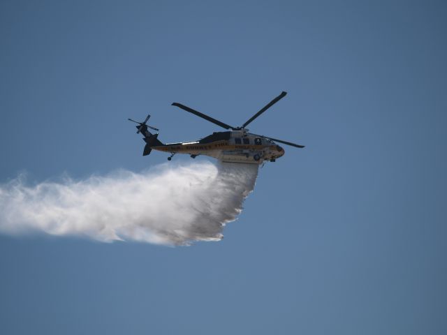 N160LA — - Water drop on a 15 acre fire around the intersection of the Interstate 5 and State Route 14 freeways.