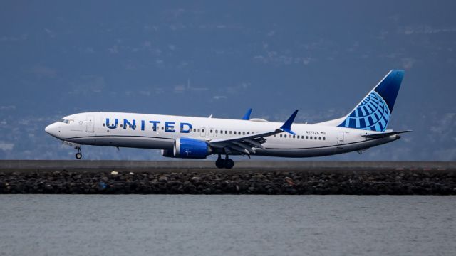 Boeing 737 MAX 9 (N27526) - United B39M greasing the mains on RWY28L on a cool, overcast morning at KSFO.