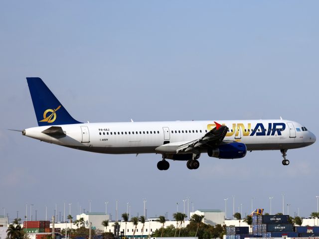 Airbus A321 (P4-AAJ)