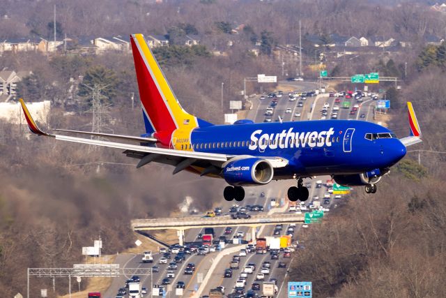 Boeing 737-700 (N933WN) - A Southwest Airlines Boeing 737-7H4  arriving on Runway 20L at Nashville International