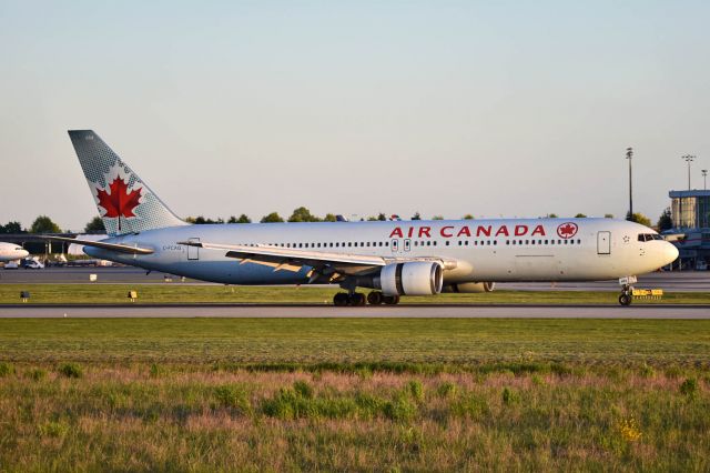 BOEING 767-300 (C-FCAG)