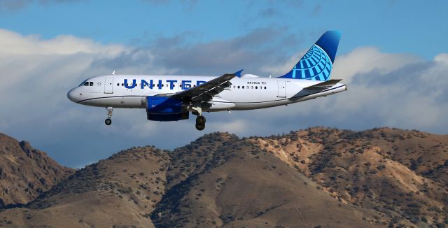 Airbus A319 (N878UA) - Afternoon arrival from KDEN.