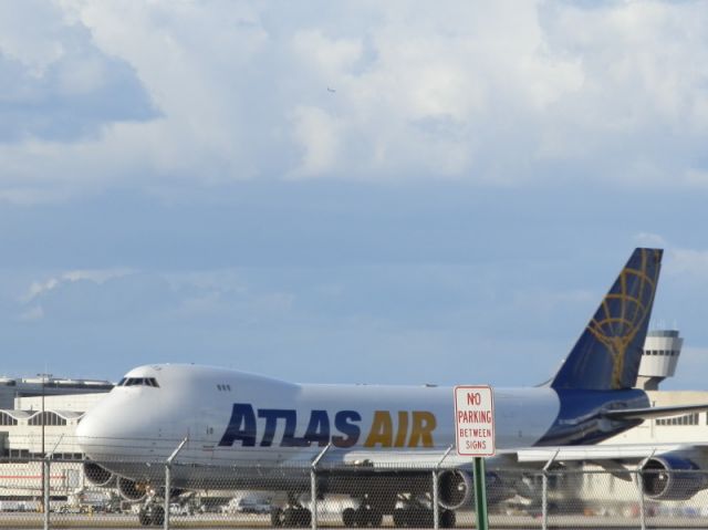 Boeing 747-400 (N498MC)